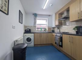 Room Near City Centre Private Bath Free Parking, cottage a Liverpool
