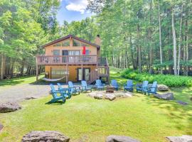 Secluded Family Cabin with Fire Pit in Lake Ariel!, hotel en Lake Ariel