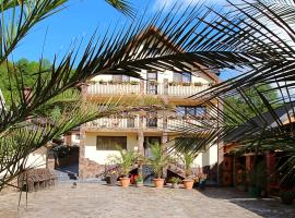 Pensiunea Adolescenta, khách sạn có hồ bơi ở Poiana Uzului