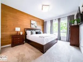 NEW Modern Home - Sleeps 8 - Foosball - Deck & BBQ