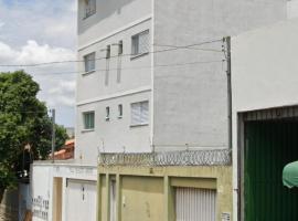 Quarto em Apto Compartilhado Bem Localizado AP 204, hotel v destinaci Uberaba