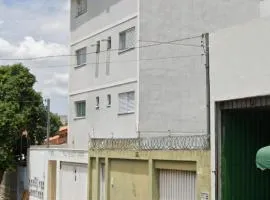 Quarto em Apto Compartilhado Bem Localizado AP 204