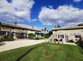 Les Gîtes de la Roche Élie, Hotel in Rom