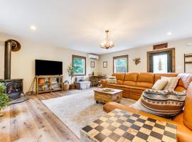 Peaceful Lake George Getaway - 3 Mi to Beach!，位于乔治湖的酒店