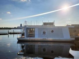 Hausboot Moin Madita in exklusiver Lage，石勒蘇益格的船屋