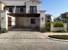 Twin House Marassi Riva 3 br lagoon view、エル・アラメインのホテル