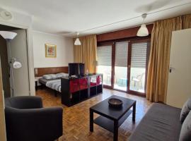 Vaste studio 10 min ORLY 20 min Paris by RER B, Hotel in Massy