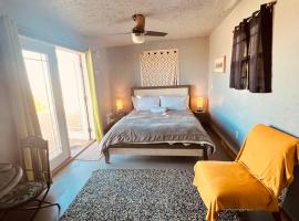 Hilltop Cabin with Starlink and View 10 mins to JT Park, Hotel in Twentynine Palms