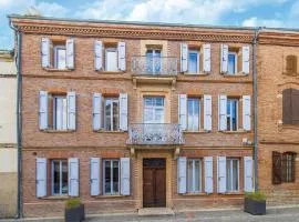 Mansion in Buzet-sur-Tarn with Pool & River