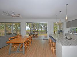 Beachside - Burrum Heads- Beachfront - 3BR- Wifi, hotel v destinaci Burrum Heads
