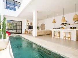 Villa Valentina - Luxury 2BR with Pool and Rooftop in Quiet Area of Canggu
