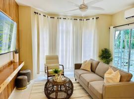 Falcon Sunset 2br- Airport Transport Available -Security-Gated, hotell i Montego Bay