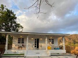 Rumah Akbar Villa Taliwang, vila v destinaci Labuanbalat