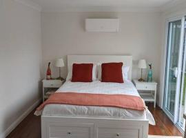 Welcome to the Pool House Fully renovated cabin、シェリー・ビーチのシャレー