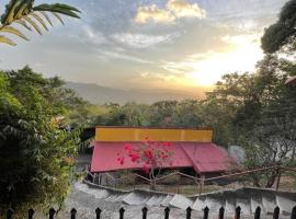 Colon Escape House, hotel em Cedral
