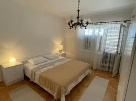 Spacious retro 3-bedroom home 130m2 in Zadar, Puntamika Borik beach area