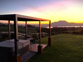 Lake Taupō Luxury Home plus Hideaway Apartment