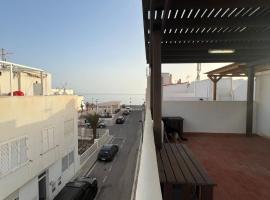 Casa familiar en la almadraba con espectacular terraza, hotel in El Pozo del Cabo