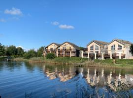 250 lake waterfront holiday apartment with garden, Hotel in Hourtin