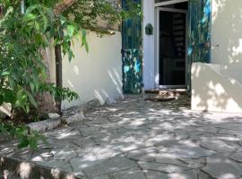 Maisonnette avec terrasse et patio à Cassis，卡西斯的飯店