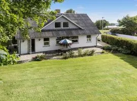 3 Bedroom Beautiful Home In Roslev
