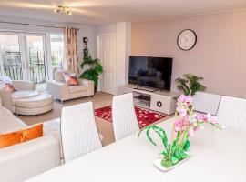Spacious 4 Bed house with parking and garden at Reading, hotel v destinaci Reading