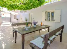 Cozy Apartment In Nin With Wifi