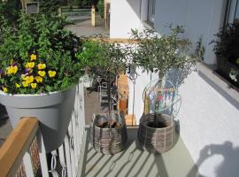 #1Gemütliches ruhiges sonniges Balkonzimmer mit Gemeinschaftsbad W-Lan Airport nah Late Night Check in Haus Nr 9,5