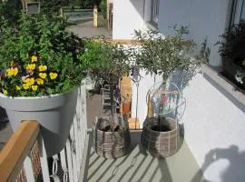 #1Gemütliches ruhiges sonniges Balkonzimmer mit Gemeinschaftsbad W-Lan Airport nah Late Night Check in Haus Nr 9,5