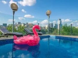 Central apartment with a swimming pool