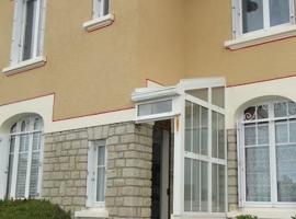 gite de mer familial, plage et commerces à pied, Hotel in Grandcamp-Maisy