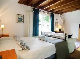 Tranquil wooden house with free parking