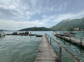 Appartement Le Beach du Lac d'Annecy avec les pieds dans l eau, plage et ponton privé, hotel in Duingt