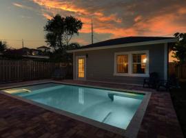 Stunning 4BR 3BA Cottage Pool 5 Min to Beach, hotel a Lake Worth