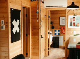 The Boat Haus A Montana Tiny Cabin Forest Retreat, hotel in Lakeside