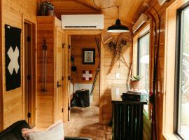 The Ski Haus A Montana Tiny Cabin Forest Retreat, hotel in Lakeside