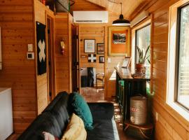 The Tree Haus A Montana Tiny Cabin Forest Retreat, hotel in Lakeside