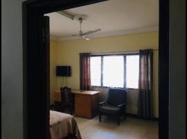 Double Room with Garden View, hotel di Accra