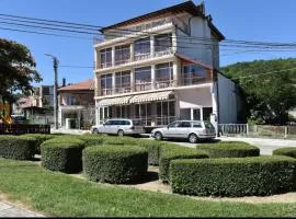 Manolovi Guest House