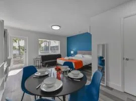 Amazing Balcony Studio at the beach with Parking -M44