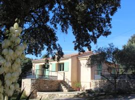 Villa Pierre Blanche le calme a 5mn du centre ville, hotel en Nimes