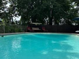 Private, large villa with heated pool for the summer, hotel in Newton