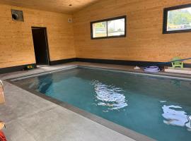 L'Antre de Kergoff - Piscine intérieure chauffé et Accès Lac, Hotel in Caurel