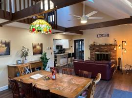 WOW!! Ultimate Pocono Retreat, Hot Tub, Game Room, Deck, Lakes, Skiing, Pools, alojamento na praia em Long Pond