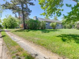 Close to Beach and P-Town! Cottage with Bay Views, hotel in Truro