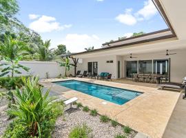 4-BD Home with Pool Walk to Beach, hotel v destinaci Tempate