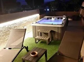 Villa Tea con piscina a pochi passi dal mare