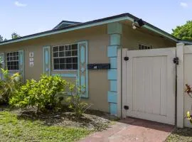 Stylish 2BR Villa full kitchen 10 mins from Beach
