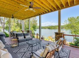 Lakefront Hiawassee Gem Boat Dock with Rooftop Deck, hotel v destinaci Hiawassee