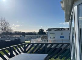Ty Newydd Caravan Park, hotel with pools in Brynteg